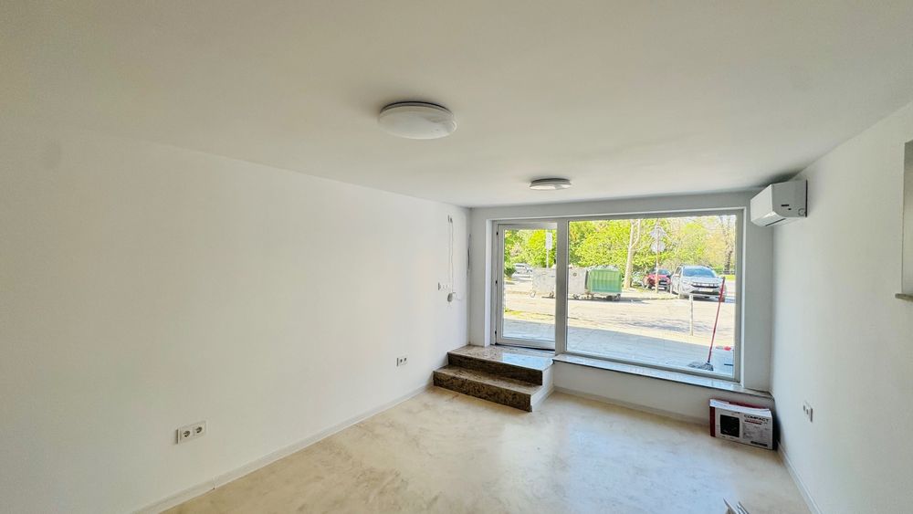 Отдава под наем помещение със статут гараж 29,5 м.кв. София Прощад Папа Йоан Павел II N 3