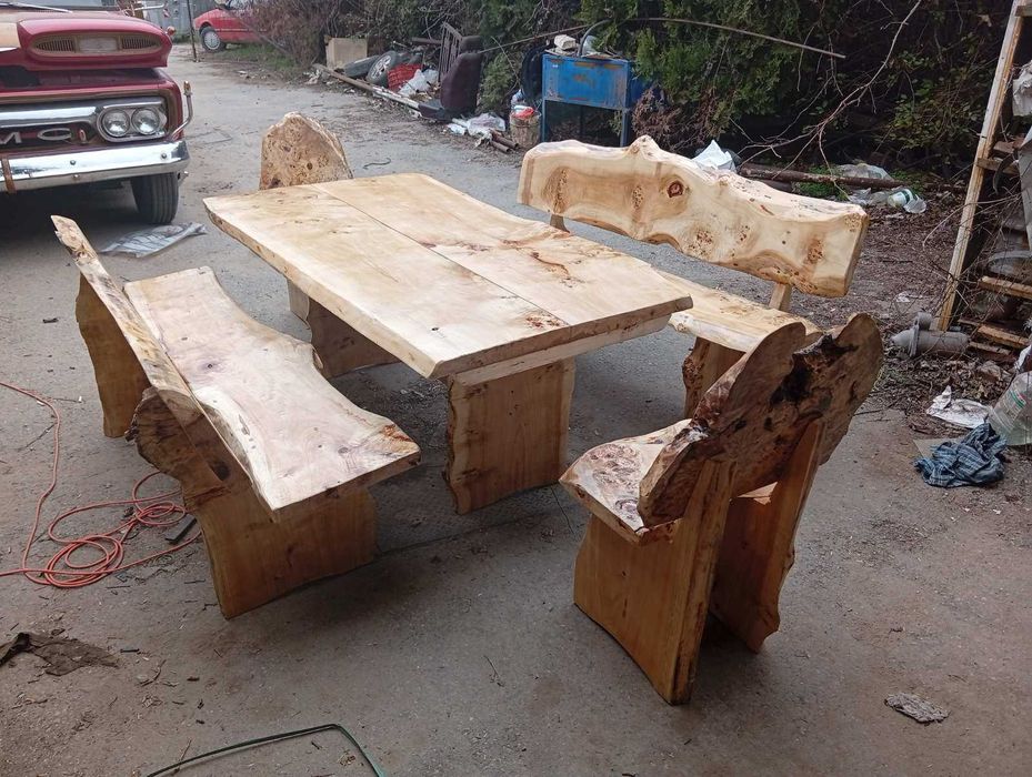 Маса с пейки и столове изцяло от дърво