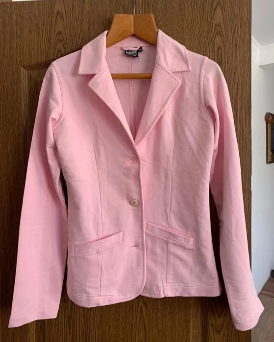 Розовые брюки и пиджак