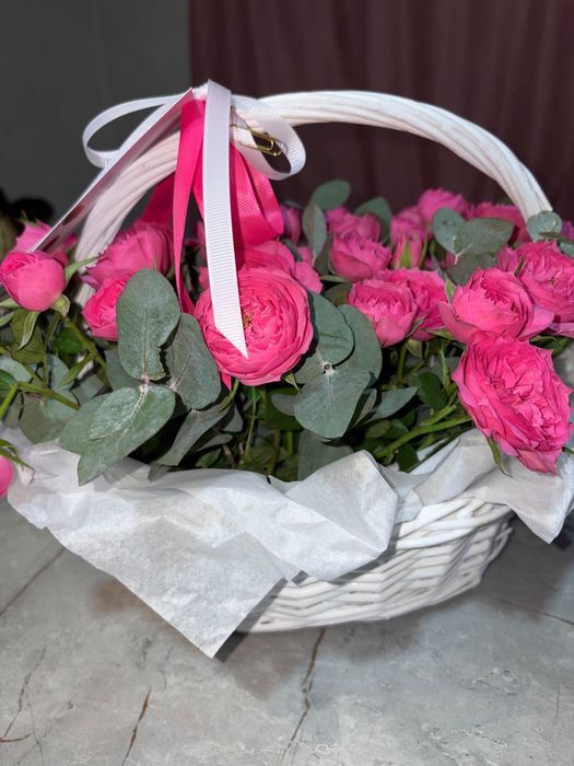 Продам Кустовые розы в корзине