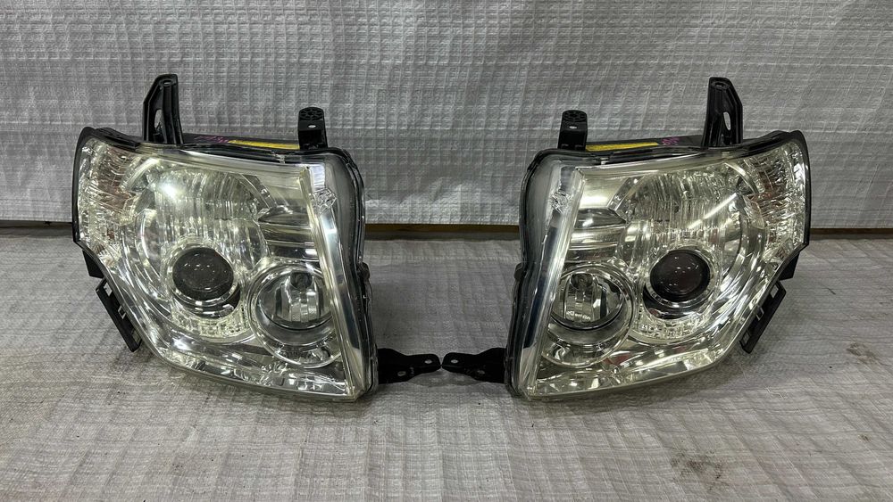 Фары фара Mitsubishi Pajero 4, 2006-15 год, ксенон, оригинал из Японии