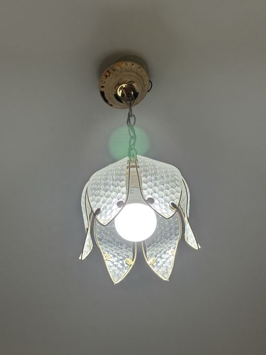 Продам          2          люстры