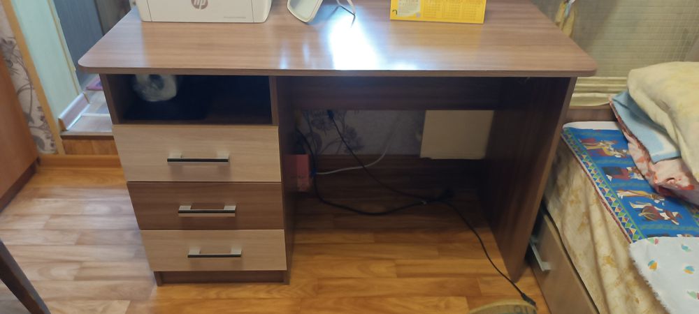 Стол письменный.