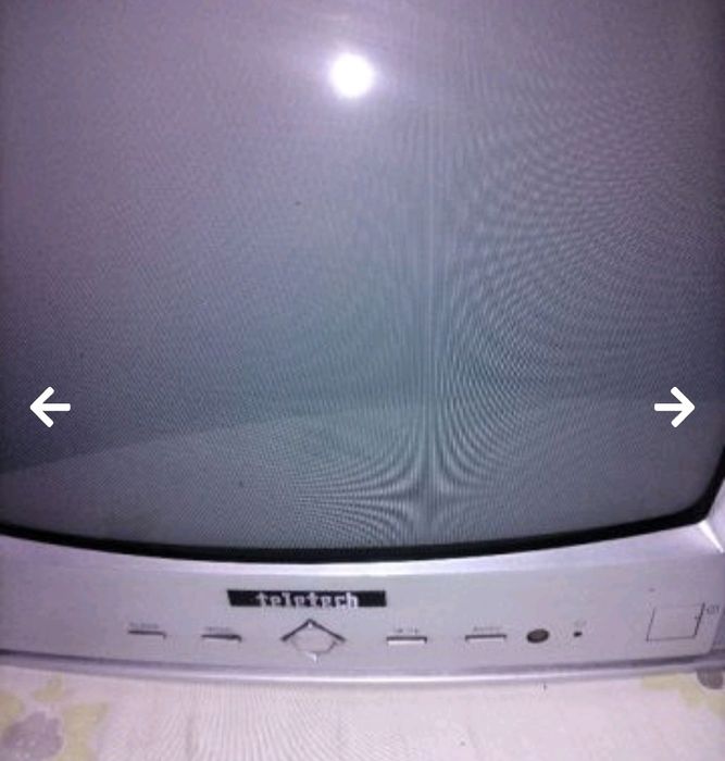 Малък портативен телевизор.