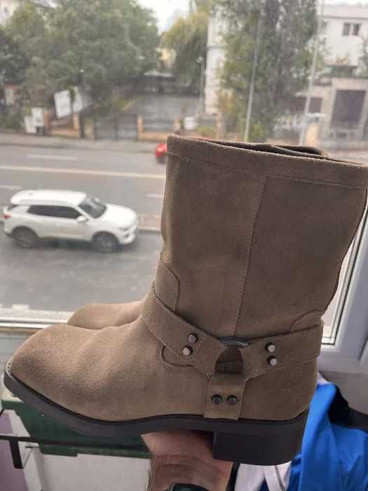 Ghete piele intoarsa Zara