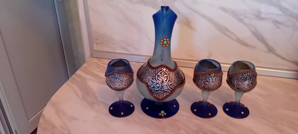 Стар сервиз от синьо стъкло.