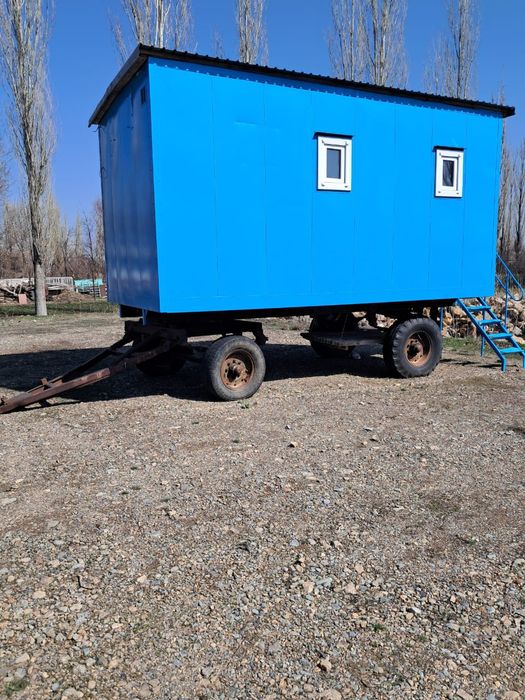 Вагончик на колесах, будка жилой.