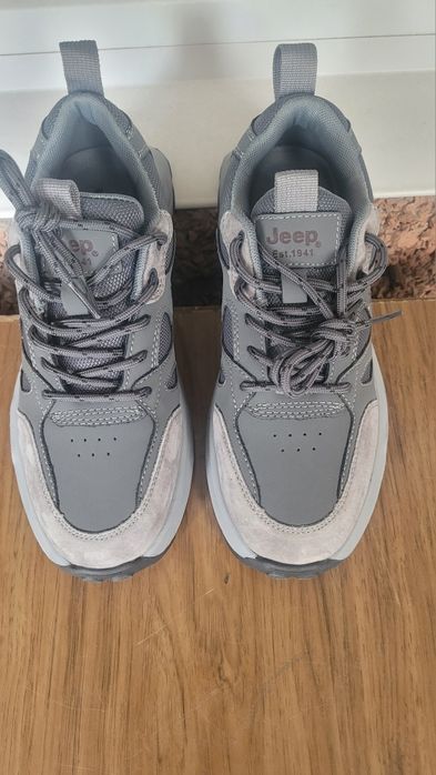 Продам кросовки Jeep