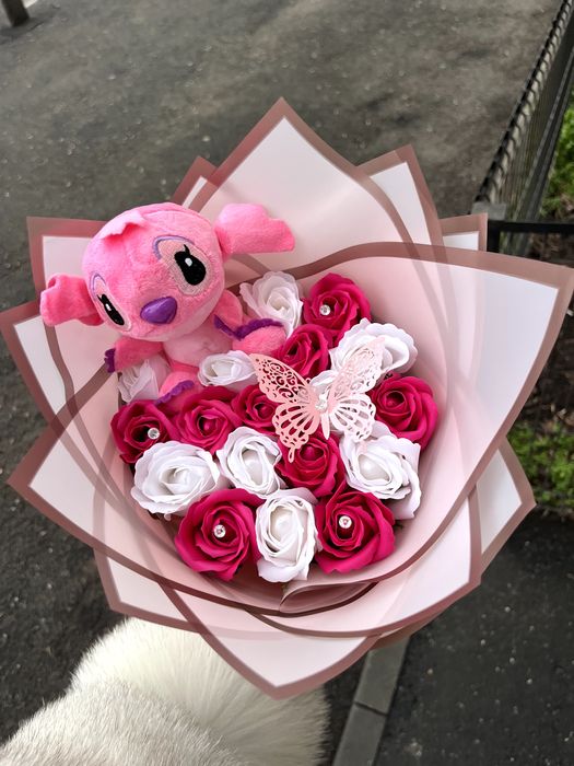 Buchet trandafiri sapun imperiali cu sclipici/ initiala stitch ursulet