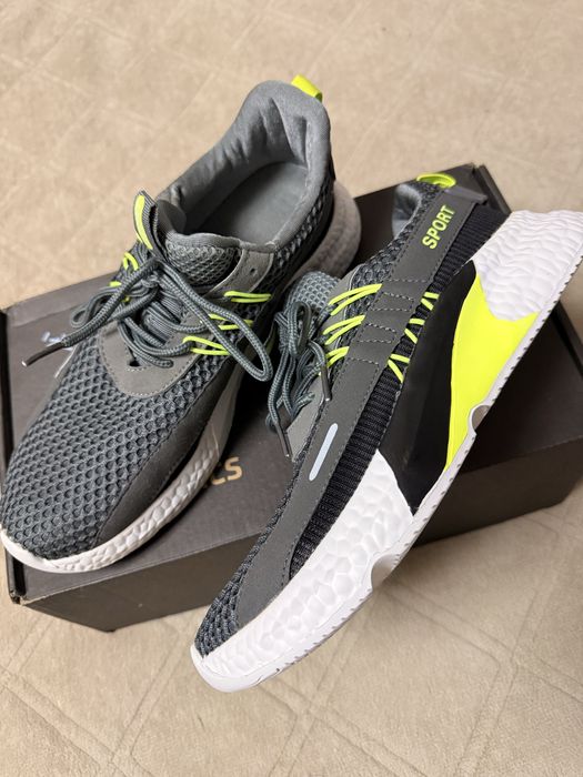 Легкие кроссовки 40-41 размер