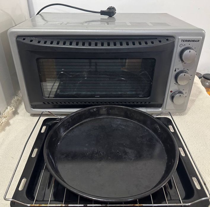 Продавам фурна . В добро състояние, пече добре