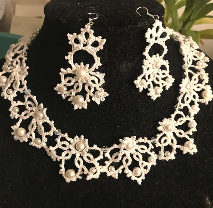 Colier si cercei lucrati manual in tehnica tatting (c 2 suveici mici)