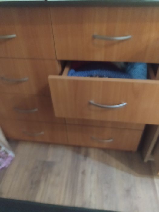 Продам комод с ручками.
