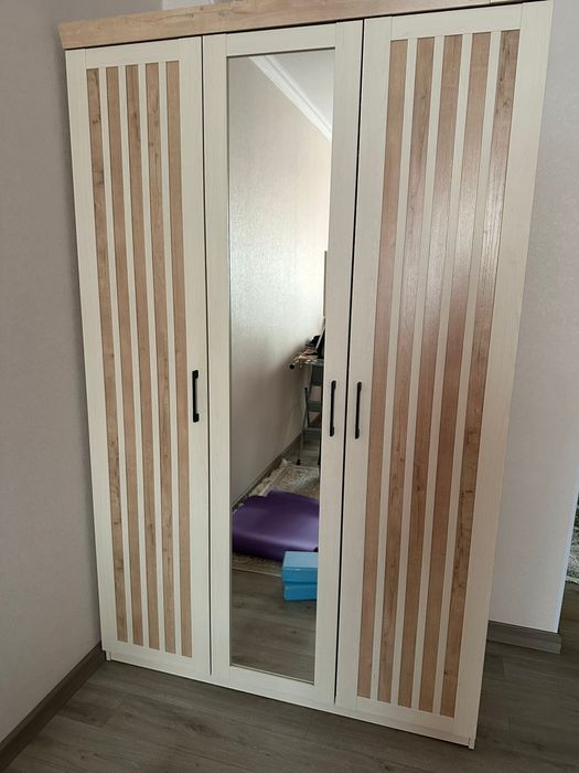 Кровать, шкаф, камод, зеркало