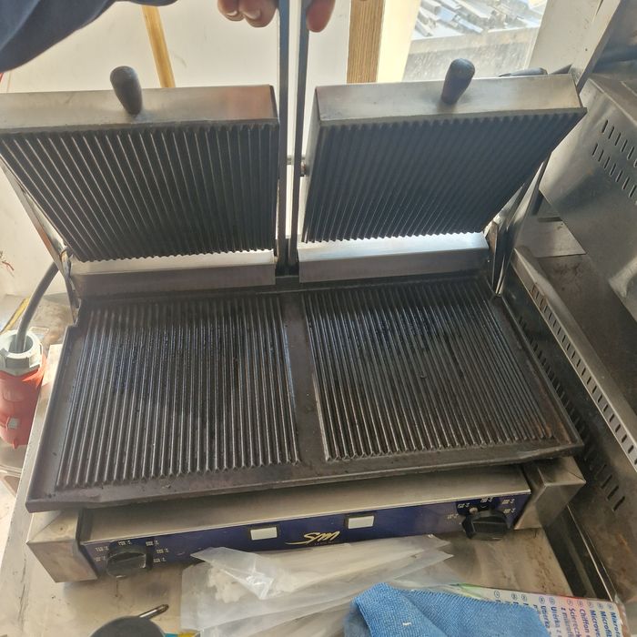 Friteuza electrica cu banc, la 380v, cu robinet