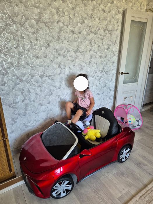 Детская машина на пульте управления.