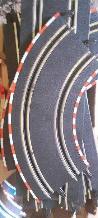 Set complet pistă de curse Carrera GO!!! Build 'N Race 6.2m - cu mașinuțe