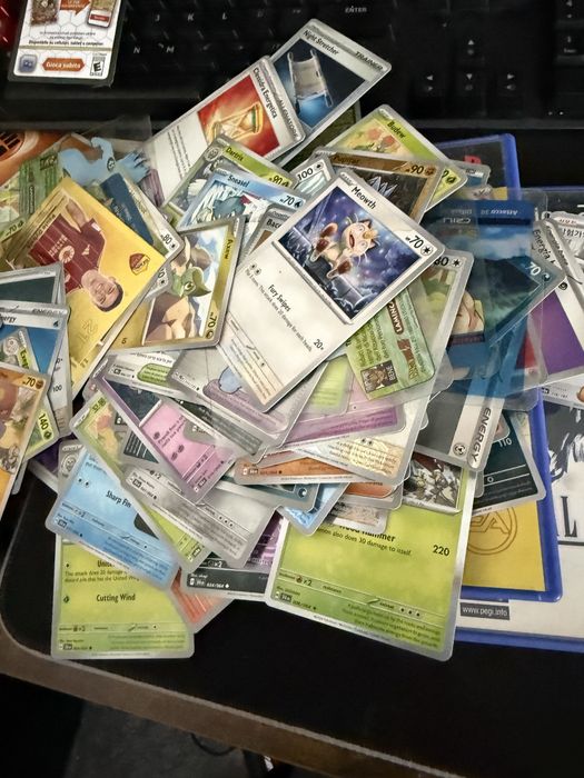 Lot de peste 150 cartonase Pokemon