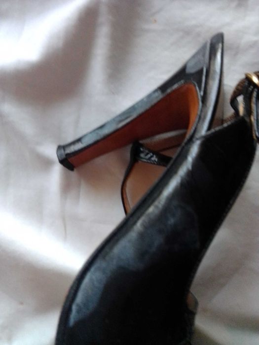 Лачени официални сандали