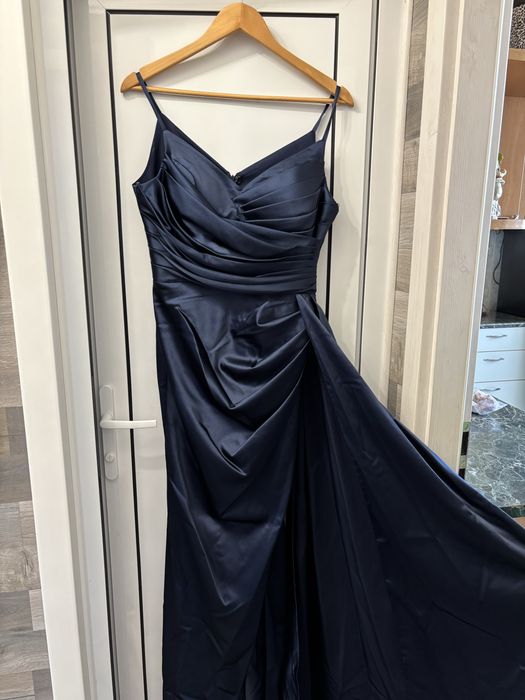 Официална рокля с цепка