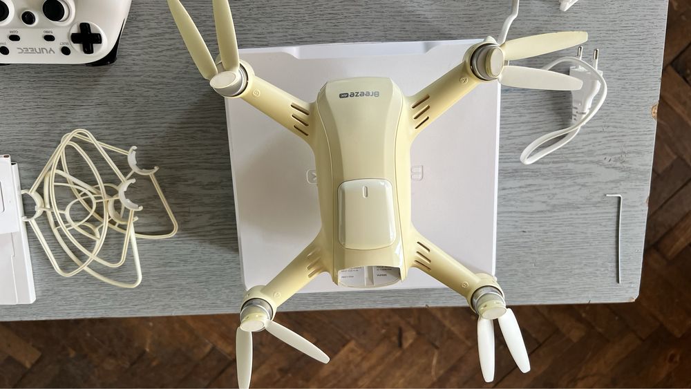 Дрон Yuneec Breeze 4K с контролер и две батерии