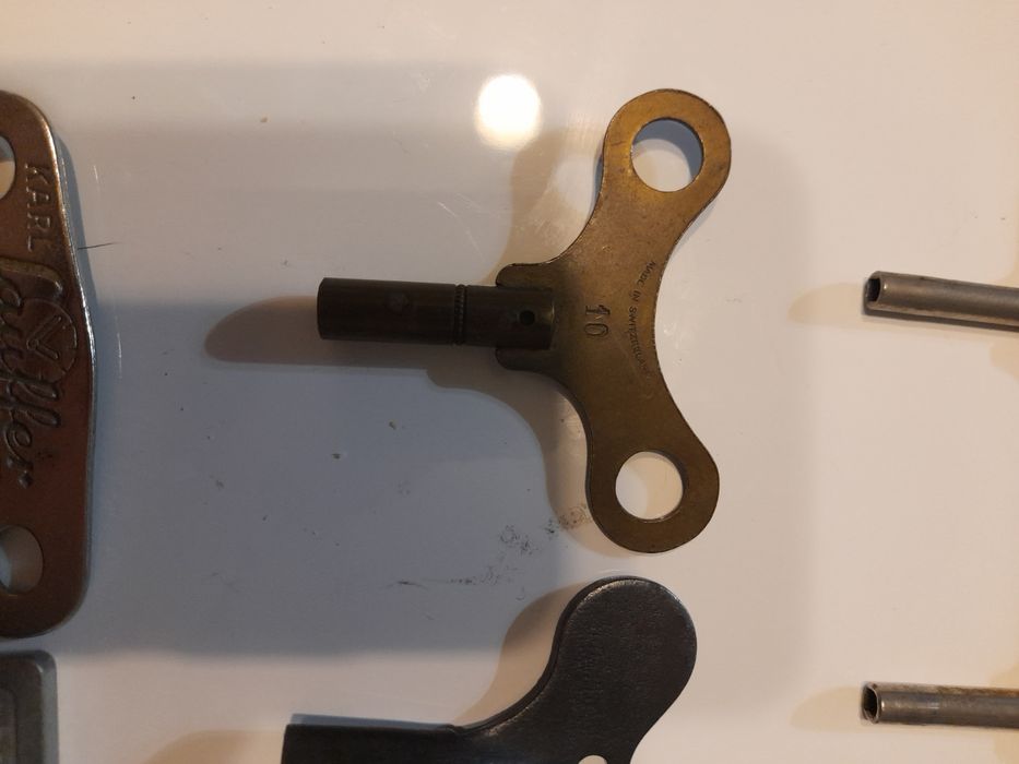 Ключове за стенни и каминни стари часовници