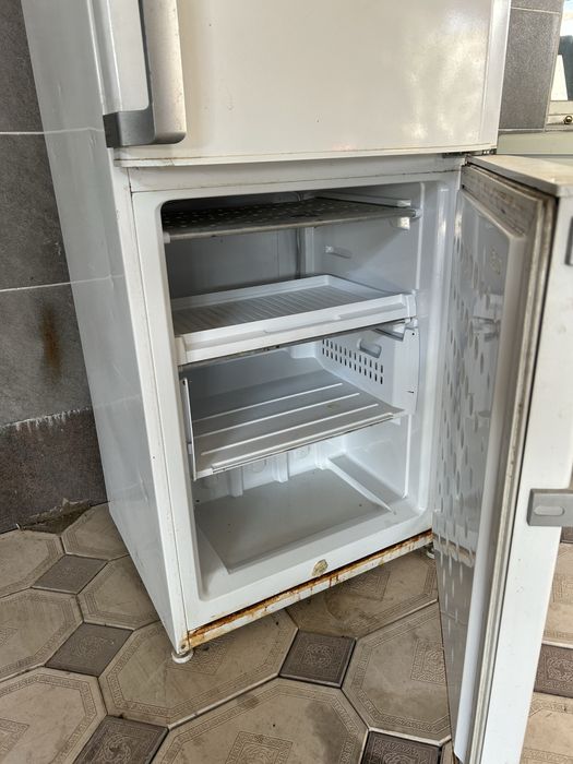 Холодильник б/у  на запчасти продам