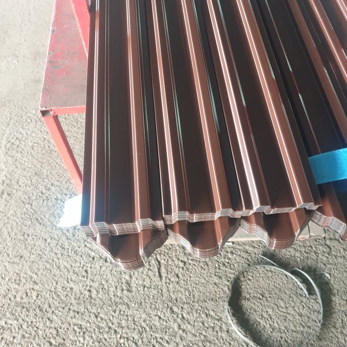 vând șipcă metalică maro pe ambele părți vișiniu 0,5 grosime livrare l