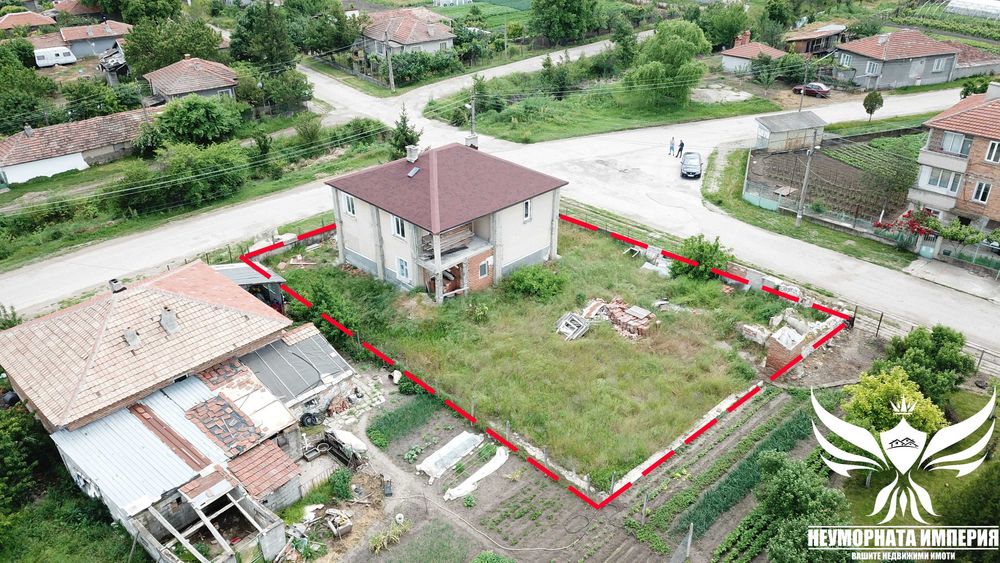 Продавам двуетажна къща с 216РЗП и хубав ъглов двор с площ от 700кв.м. в село Конуш на асфалтов път топ локация