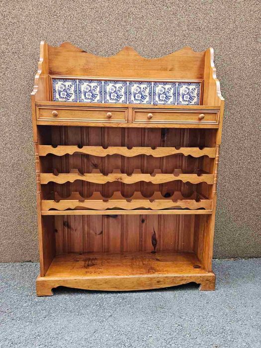 Шкаф за вино изработен изцяло от дърво