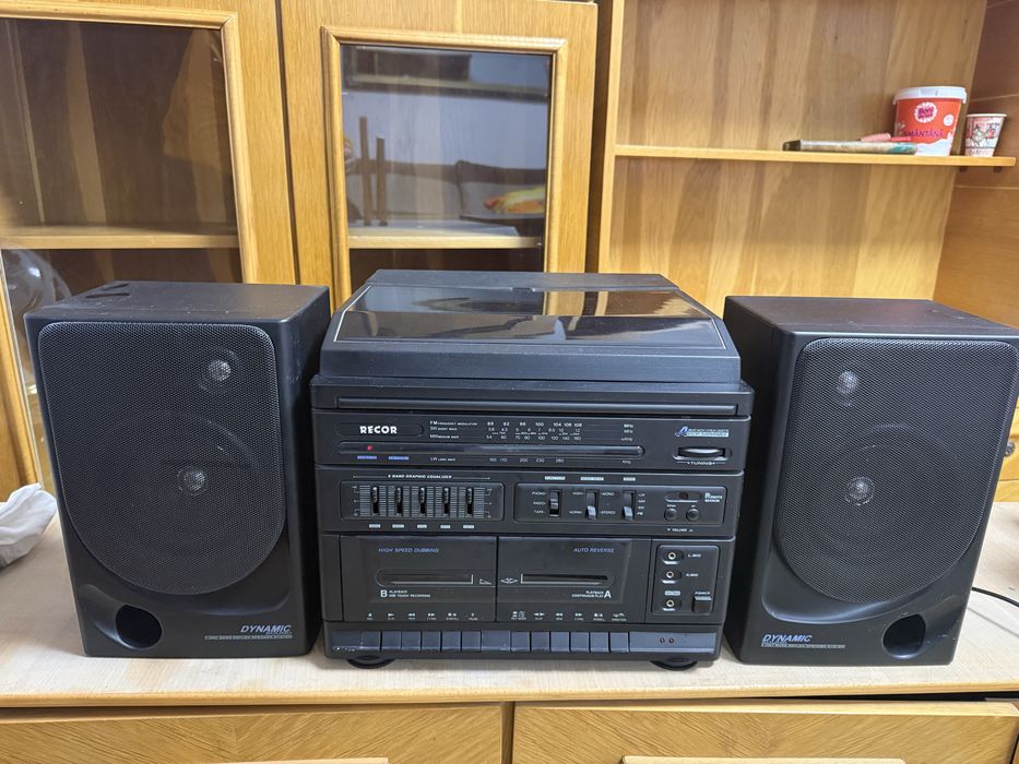 Vand combina muzicala cu 2 boxe  “STEREO RADIO CASSETTE MUSIC CENTRE RC 1008”
