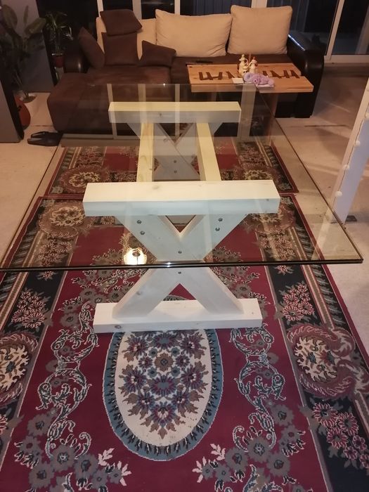 Трапезна маса със стъклен плот