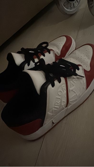 Покупаете один, второй кроссовок в подарок!!!