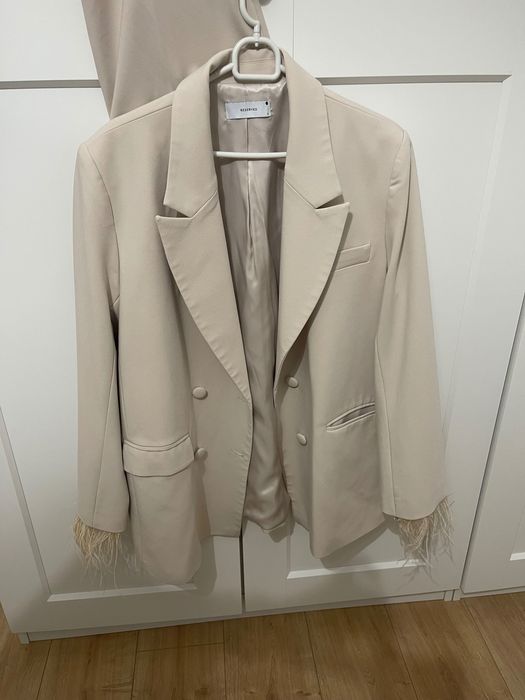 Costum de femei elegant cu pene Reserved