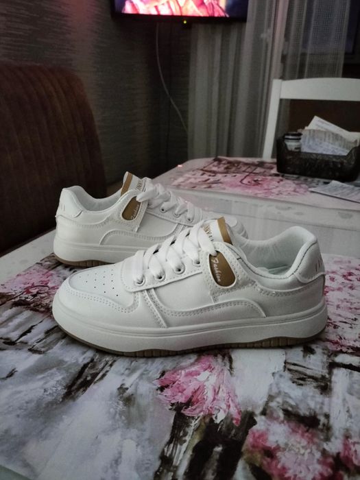 Продам новые кроссовки