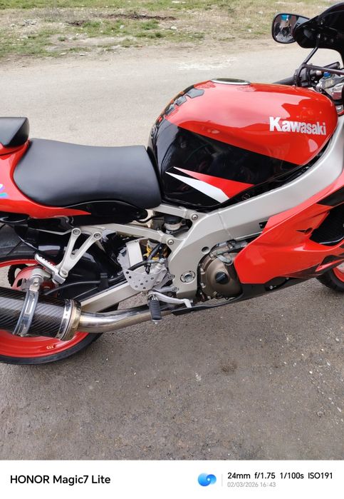 Vând Kawasaki ninja zx9r an 2000 ca nou 3500 ușor negociabil