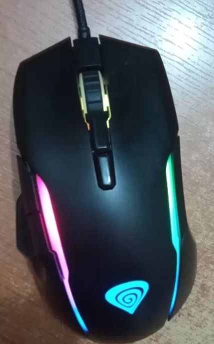 Vand Mouse Gaming Genesis Xenon 220 cu fir mufa USB si Iluminare RGB.