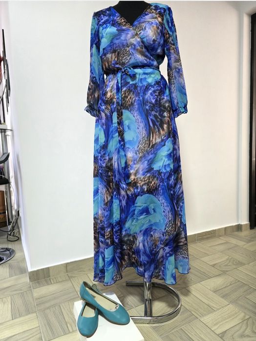 Rochie turcoaz animal print cu umeri bufanti, frumoasă și stilata, cordon propriu;