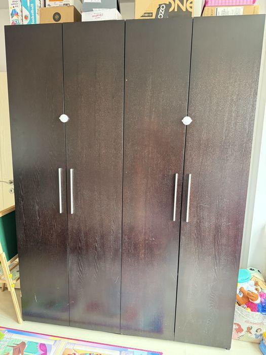 Двукрилен гардероб