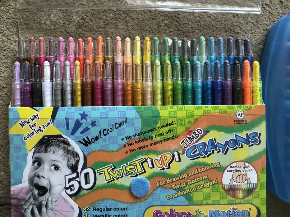 Карандаши мелки в чемоданчике и в сумочке