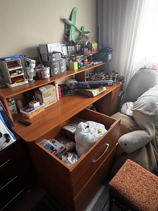 Продам стол с ящиком для игрушек