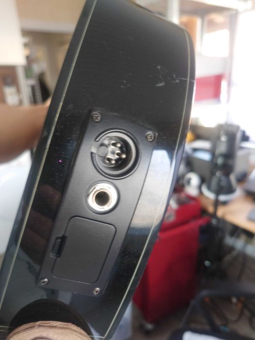 Акустична Китара Ibanez с колан, презареждаща 9 волтова батерия и колан Fender