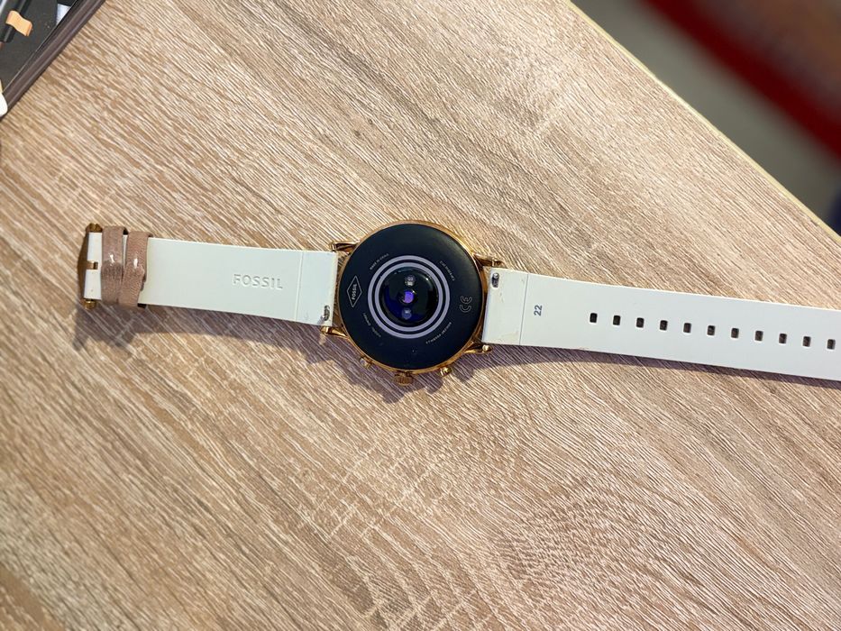 Smartwatch Fossil – Gold Rose, funcțional, stare bună
