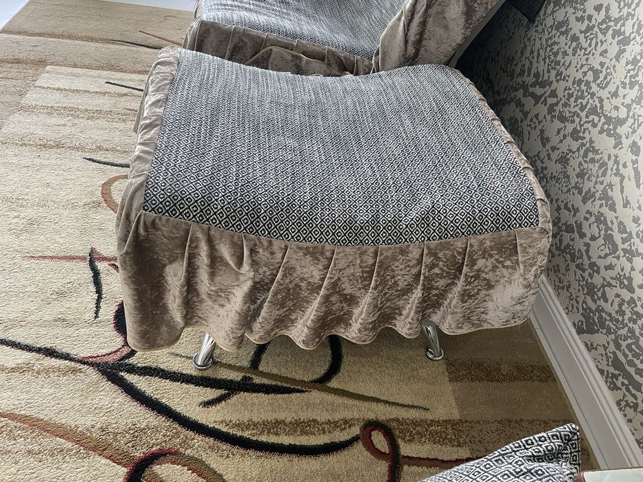 Диван с креслом и пкфиком