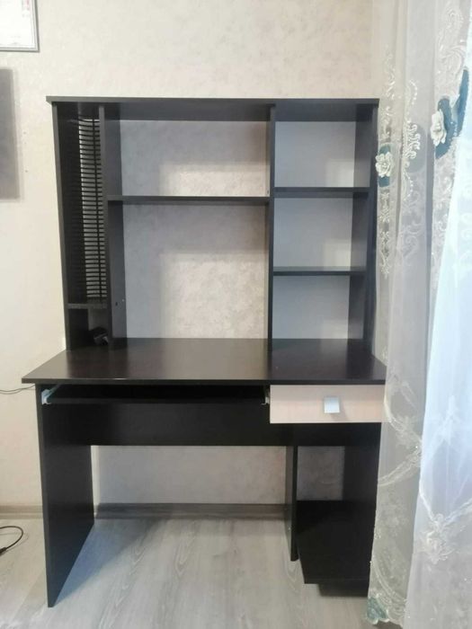 Стол для школьника, компьютерный стол.