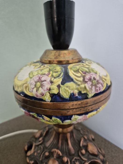 Lampă / Veioză veche din ceramică Majolică și bază metalică, stil Art Nouveau