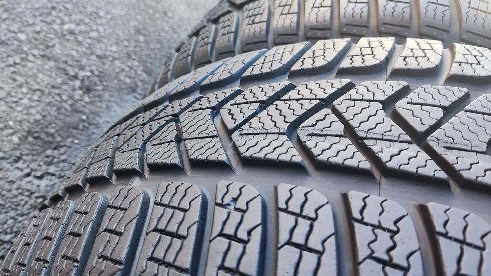 1брой  зимни гума 225/45/19 Pirelli Sotto Zero 3
dot24
