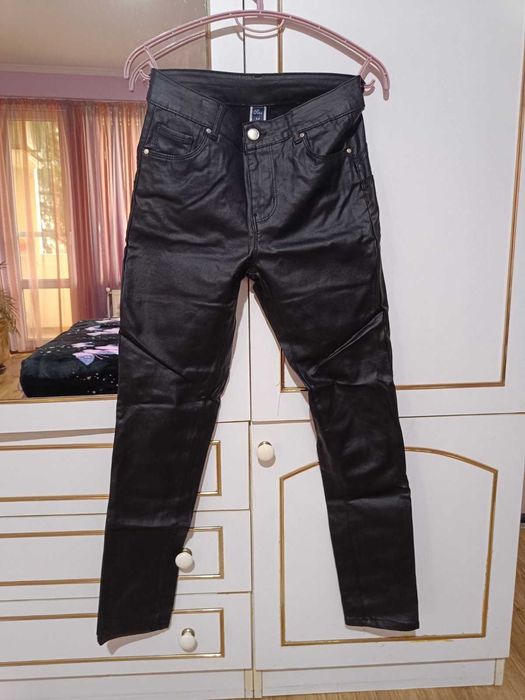 Продавам дънки С/М