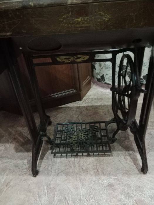 Продаю швейную машину