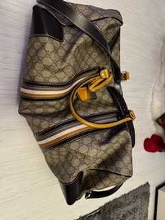 vand geanta de voiaj GUCCI de mana